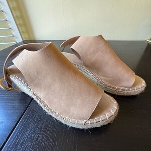Catherine 9 wedge tan sandal flawed
